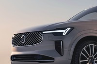 ボルボ『XC90』に改良新型、表情一新…PHEVはEV航続70km以上に 画像
