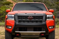 さらにコワモテ顔に変身!新色「アフターバーンオレンジ」が眩しい日産の新型『フロンティア』 画像