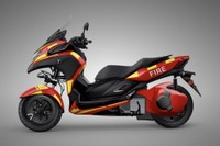 『トリシティ』のド真ん中に「空気のトンネル」? 世界初のエアロ電動バイク、画期的な新技術とは 画像