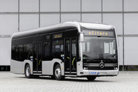 古い町並みでも快適に運行、「1.5m短い」メルセデスベンツの新型電動バス『eシターロ K』登場 画像