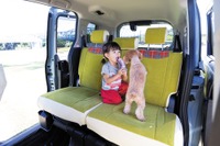 水だけでお手入れOK、トイファクトリーが愛犬家向け新シートカバー発売 画像