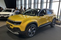 ジープ初の電気自動車『アベンジャー』日本発売…航続486km、小さくてもオフロード性能強化 画像