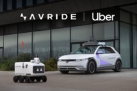 ウーバーの配送にロボットと自動運転車、スタートアップと提携し新サービス 画像