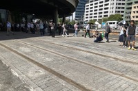 廃止された路面電車の線路が舗装の下から出てきた! 東京の神田川白鳥橋 画像