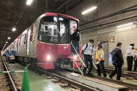 震度6! 都営地下鉄で「異常時総合訓練」---脱線、避難、復旧 画像