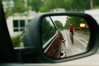 GM、自転車との事故を防ぐ新技術を発表…ドライバーに警告や振動で知らせる 画像