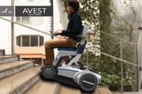 階段もOK! LIFEHUBの次世代電動車いす『AVEST』…クローラー採用 画像