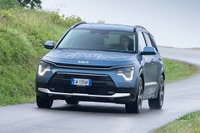 世界初「トライフューエル」ハイブリッド車、LPG併用で航続1600km…キアがイタリアで発表 画像