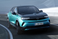 大胆かつ洗練デザインに進化したオペルの小型SUV『モッカ』、要望に応えハイブリッドで魅力アップ 画像