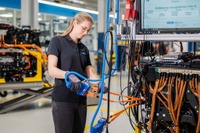メルセデスベンツの新型電動トラック、中核技術「フロントボックス」生産開始 画像