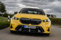 ［15秒でわかる］BMW『M5』新型…鮮やかな「スピードイエロー」で登場 画像