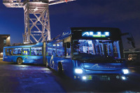 連接バス「BAYSIDE BLUE」と周遊バス「あかいくつ」にイルミネーション、横浜の夜を照らす 画像