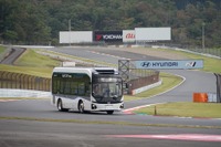 ヒョンデの新型電気バス、富士スピードウェイを初走行…年内国内発売へ 画像