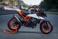 KTM デュークシリーズ30周年の集大成、『990デューク R』2025年モデル発表 画像