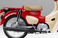 ホンダ『スーパーカブ』、ハローキティ50周年記念車が期間限定で登場…33万円から 画像