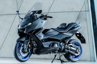スポーツスクーターの元祖ヤマハ『TMAX』、2025年モデルはフェイス&電子制御が進化 画像
