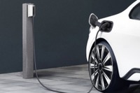 インフラ不足解消へ、住宅向けEV充電器設置用ポール、不二サッシと積水ハウスが共同開発 画像