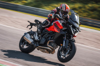 KTM、新型『1390 SUPER DUKE GT』発表…スポーツツアラーが全面進化 画像