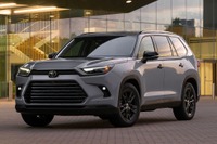 トヨタの3列シートSUV『グランドハイランダー』、精悍な「ナイトシェード」新登場 画像
