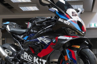 BMW、スーパーバイク優勝を讃え約896万円のド級マシンを限定発売 画像