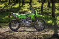 走行性能と快適性がよりアップ! カワサキ、新型デュアルパーパス『KLX230』とローシート『KLX230 S』発表、59万4000円 画像