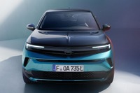 オペルの小型SUV『モッカ』に改良新型、48Vハイブリッドシステム搭載…内装を一新 画像