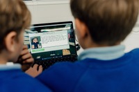 アルピーヌF1とマイクロソフト、教育用『マインクラフト』で若者にSTEM啓発 画像