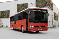 メルセデスベンツ、新型EVバス『eIntouro』発表…欧州初の無線更新可能なバスに 画像