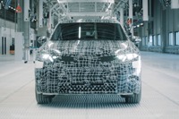 BMWの次世代EV「ノイエ・クラッセ」、SUV版のテスト車両を生産開始 画像
