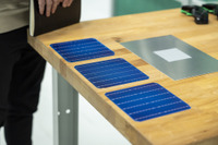 車体に塗るだけで発電できる、画期的な太陽光発電をメルセデスが研究 画像