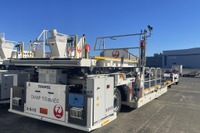 JAL、国内航空会社初の電動ハイリフトローダー導入へ…12月17日羽田空港に 画像