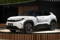 トヨタ、新型コンパクト電動SUV『アーバンクルーザー』実車公開…ブリュッセルモーターショー2025 画像