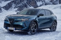 アルファロメオ『ジュニア』に4WDの「Q4」登場、EVとハイブリッドを設定…ブリュッセルモーターショー2025 画像