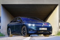VWの新型EVセダン『ID.7』、1回の充電で航続941km達成…カタログ値を32%上回る 画像
