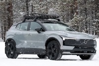 ［15秒でニュース］ボルボ『EX30クロスカントリー』スクープ…電動SUVタフネス仕様はデュアルモーターAWDか 画像