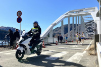 ヤマハの電動スクーター『E01』、初めて「かながわ駅伝」の先導車に 画像
