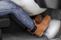 ZF、世界初の「アクティブヒールエアバッグ」開発、前席の“足“を守る 画像
