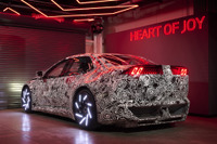 次世代BMWはホイールが光る!? 高性能EVのプロトタイプ公開、新制御システム「Heart of Joy」とは 画像