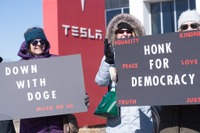 【株価】米国でマスク氏への抗議デモ発生、テスラの業績を懸念する声も 画像