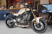 「カジュアルに楽しんで」ヤマハ『XSR900』2025年モデル、日本のために開発した限定カラーが登場 画像