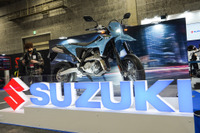「推しはどっち?」スズキのデュアルパーパス『DR-Z4S』&スーパーモト『DR-Z4SM』日本初公開…大阪モーターサイクルショー2025 画像