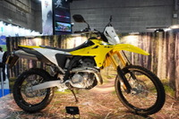 なぜスズキ『DR-Z4S』と『DR-Z4SM』にバイクファンは熱狂するのか? 唯一無二である理由とは…大阪モーターサイクルショー2025 画像