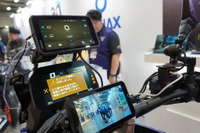 令和版「ライダー三種の神器」となるか、後付け「スマートモニター」にブームの兆し…大阪モーターサイクルショー2025 画像