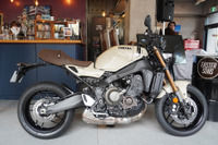 「主役はタンク色だけじゃない」話題の新型ヤマハ『XSR900』、日本限定「アイボリー」に込めたデザインの想いとは? 画像