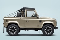 旧型『ディフェンダー』、伝説のV8ソフトトップが復活…フルレストア&カスタムで約3700万円 画像