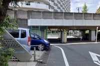 軽ベストセラーは屋根をこする? 桁下1.8mの低いガード…京浜急行・八丁畷 画像