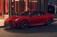 トヨタ『カムリ』2026年モデルに黒が冴える「ナイトシェード」設定 画像