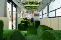 車内に芝生も、ヒョンデの新型EVバス「大阪・関西万博2025」の休憩ラウンジに 画像