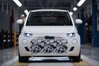 フィアット『500ハイブリッド』、先行生産車両を組み立て開始「手頃な価格の電動化」 画像