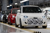 「500eとは違う顔?」MT車もある! フィアットの新型『500ハイブリッド』が話題に 画像